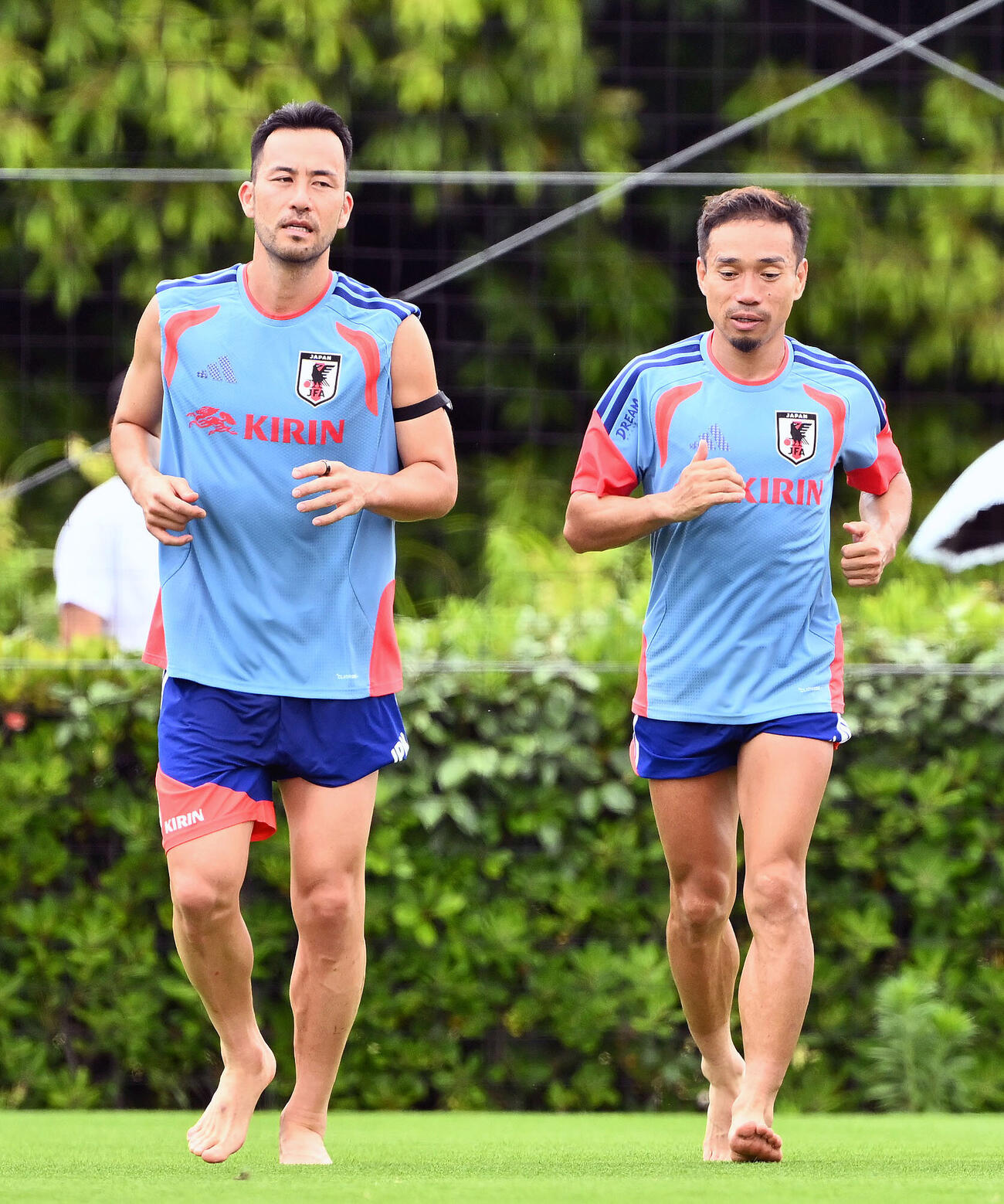 練習を終えダウンをする吉田麻也（左）と長友佑都（撮影・滝沢徹郎）