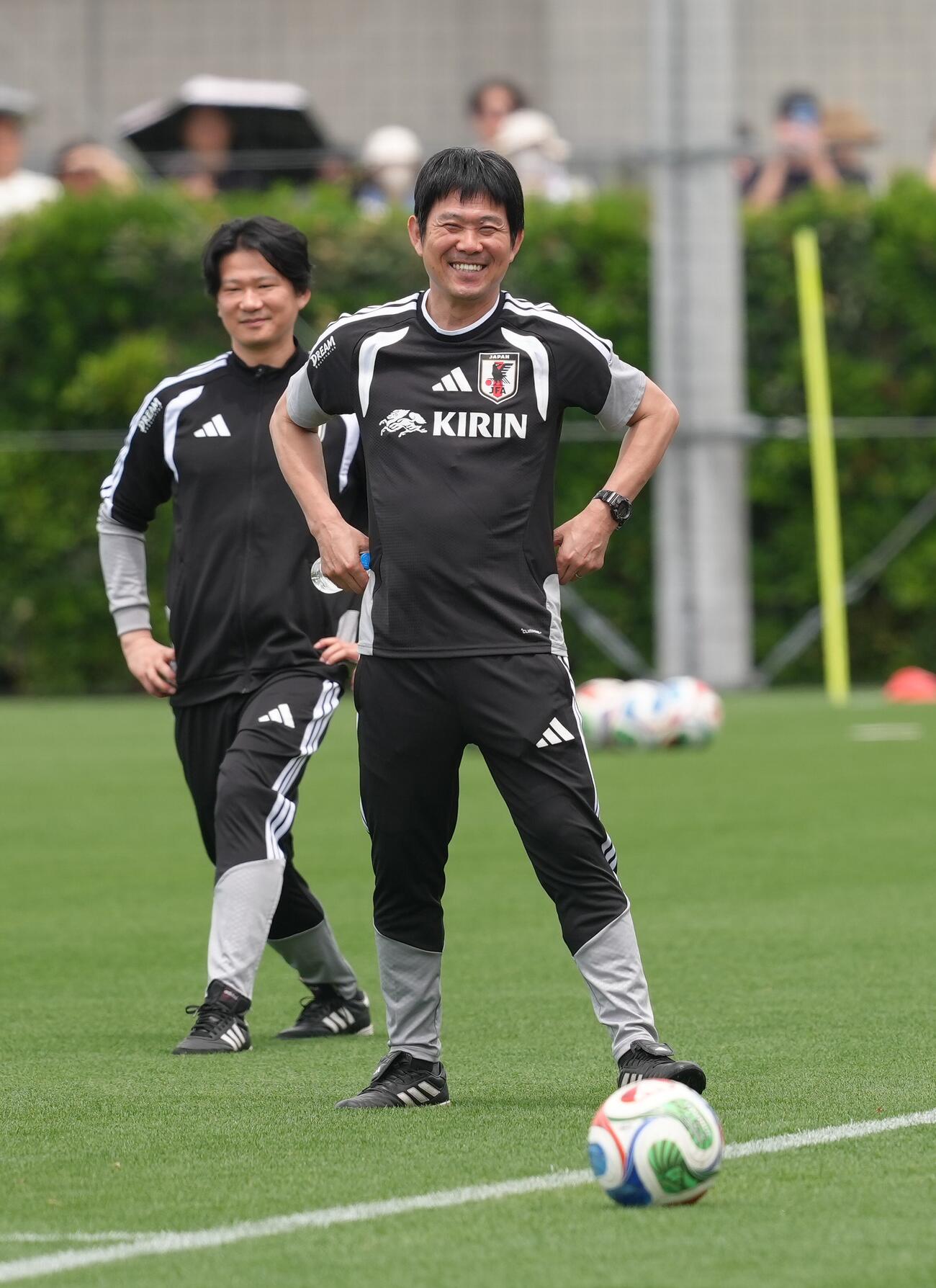 日本代表練習　練習前、笑顔を見せる森保一監督（撮影・足立雅史）