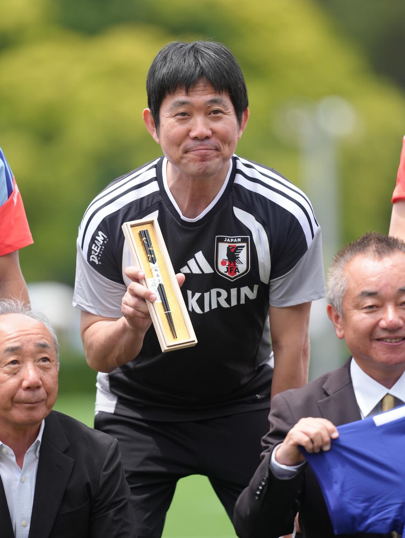 日本代表練習　練習前、輪島塗のはしを贈られ笑顔を見せる森保一監督（撮影・足立雅史）
