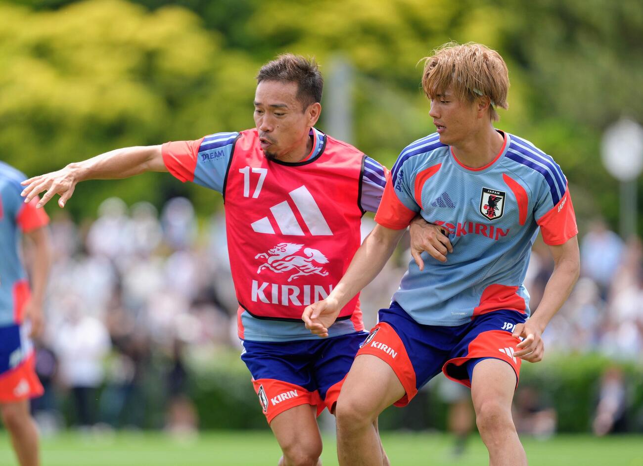 日本代表練習　練習で競り合う長友佑都（左）と小川航基（撮影・足立雅史）