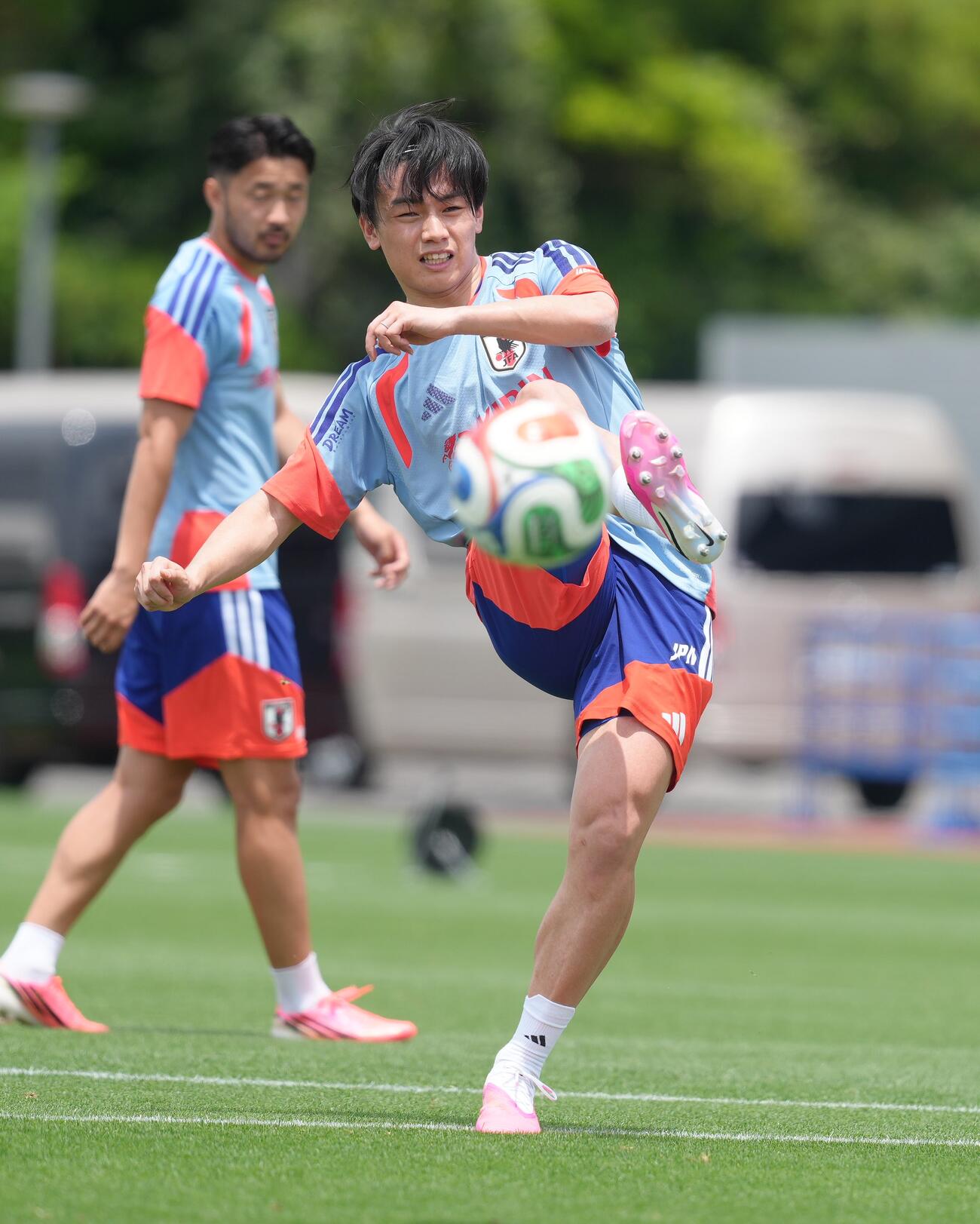 日本代表練習　練習でシュートを放つ上田綺世（撮影・足立雅史）