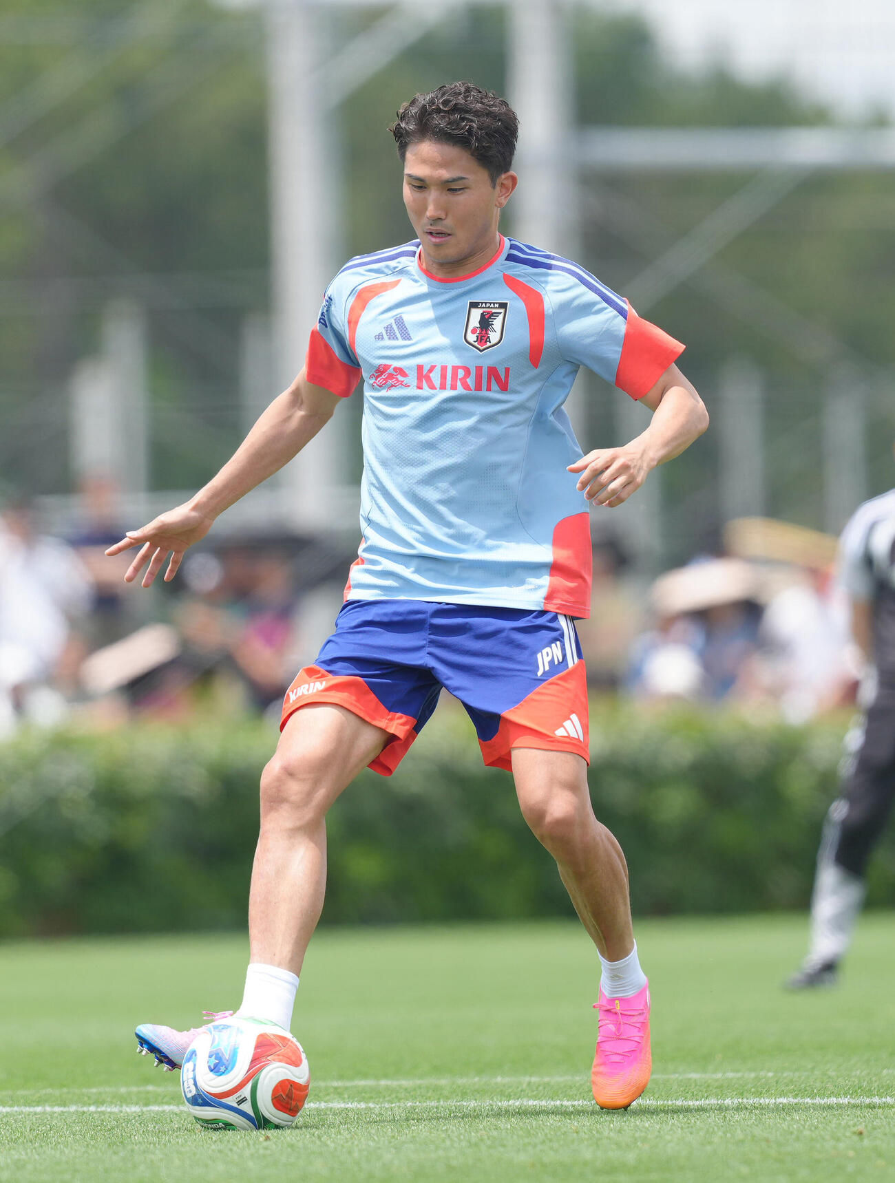 日本代表練習　ボールを追う渡辺剛（撮影・足立雅史）