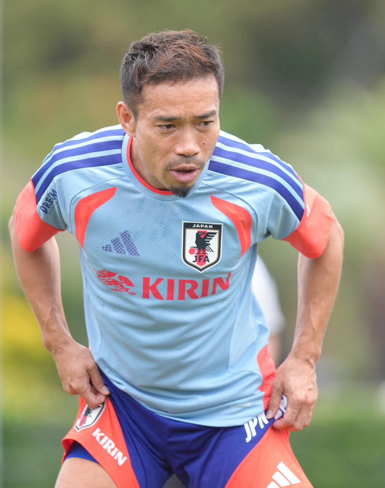 日本代表練習　調整する長友佑都（撮影・足立雅史）