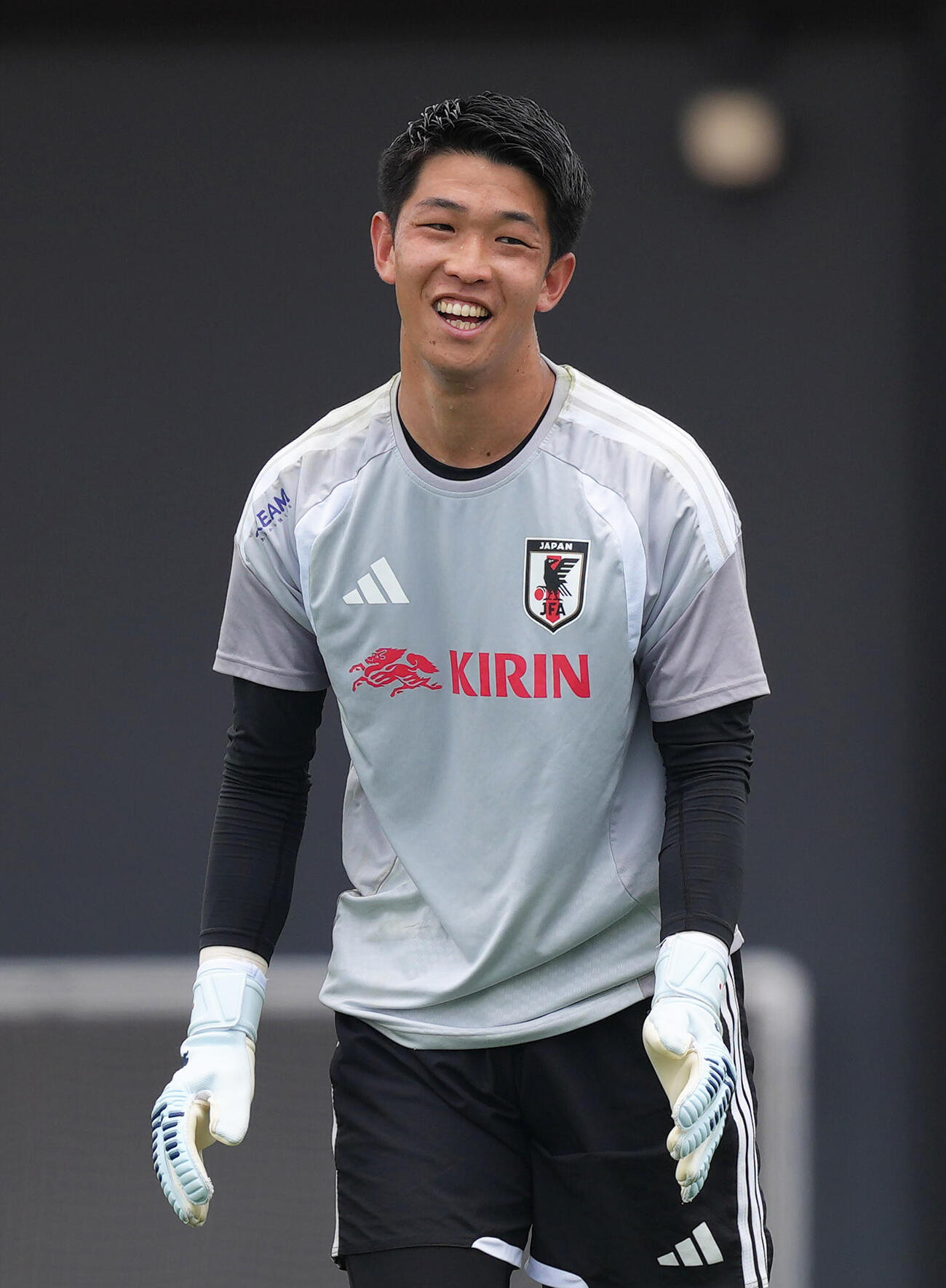 日本代表練習　練習中、笑顔を見せるGK早川友基（撮影・足立雅史）＝2026年5月26日