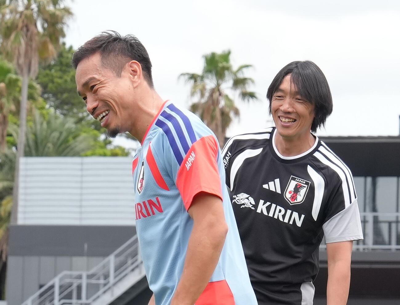 日本代表練習　練習中、笑顔を見せる長友佑都（左）と中村俊輔コーチ（撮影・足立雅史）