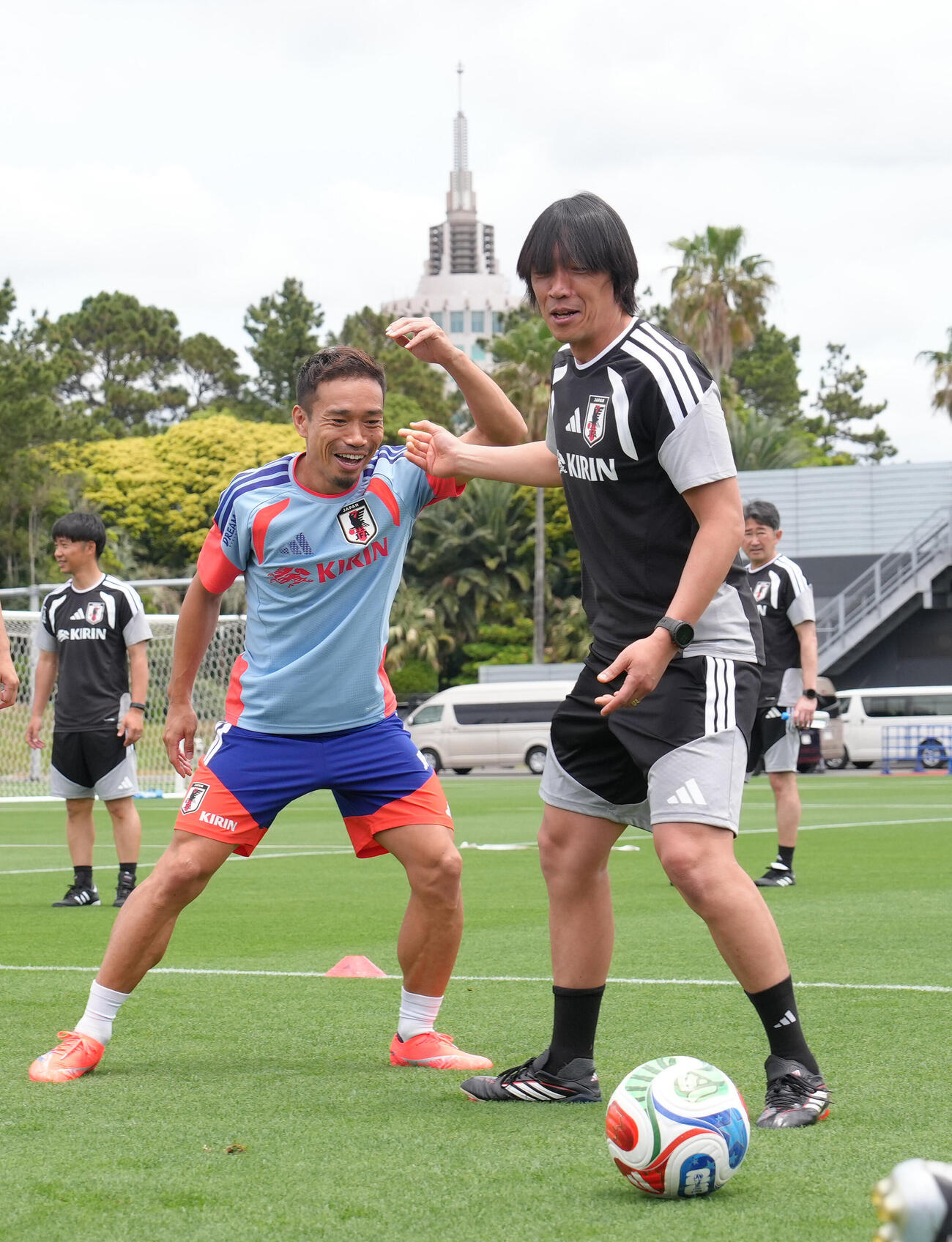 練習中、笑顔でボールを追う長友佑都（左）と中村俊輔コーチ（撮影・足立雅史）＝2026年5月26日