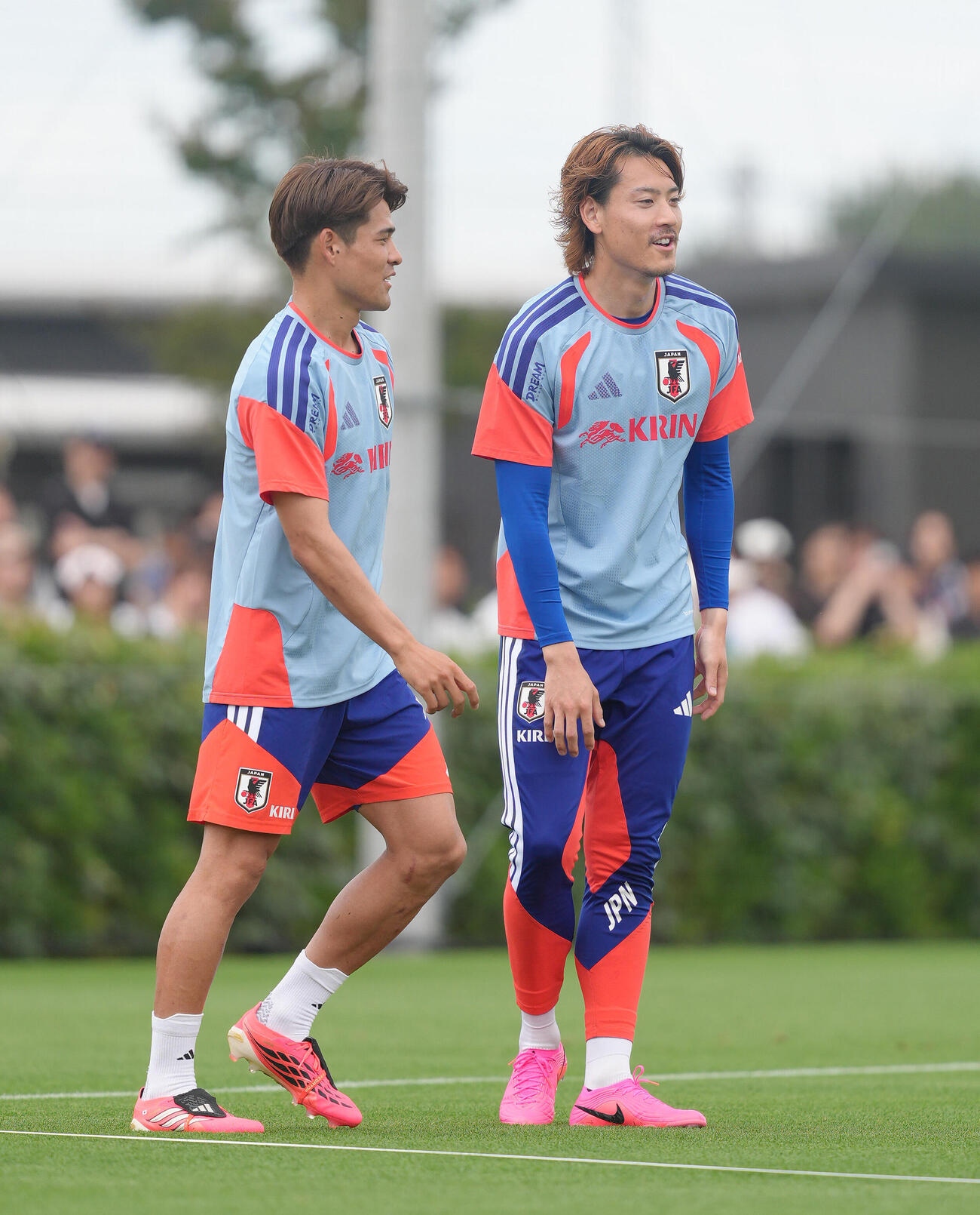 日本代表練習　練習中、笑顔を見せる佐野海舟（左）と瀬古歩夢（撮影・足立雅史）