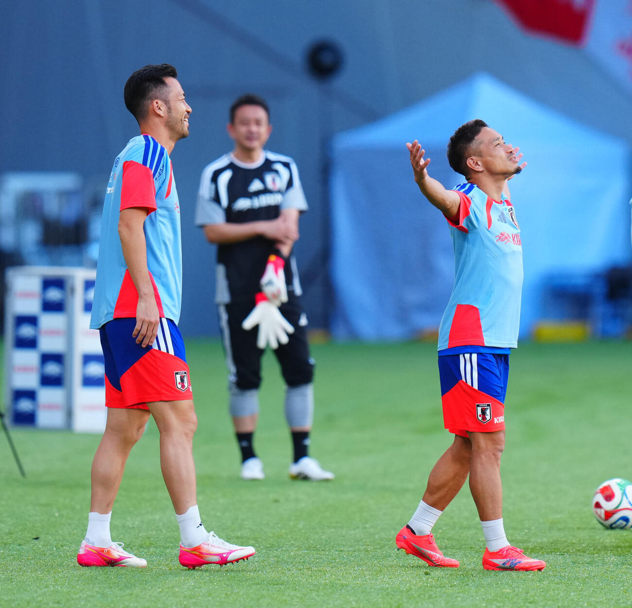 キリンチャレンジカップ2026前日練習　前日練習でピッチに入る長友佑都（右）と吉田麻也（撮影・垰建太）