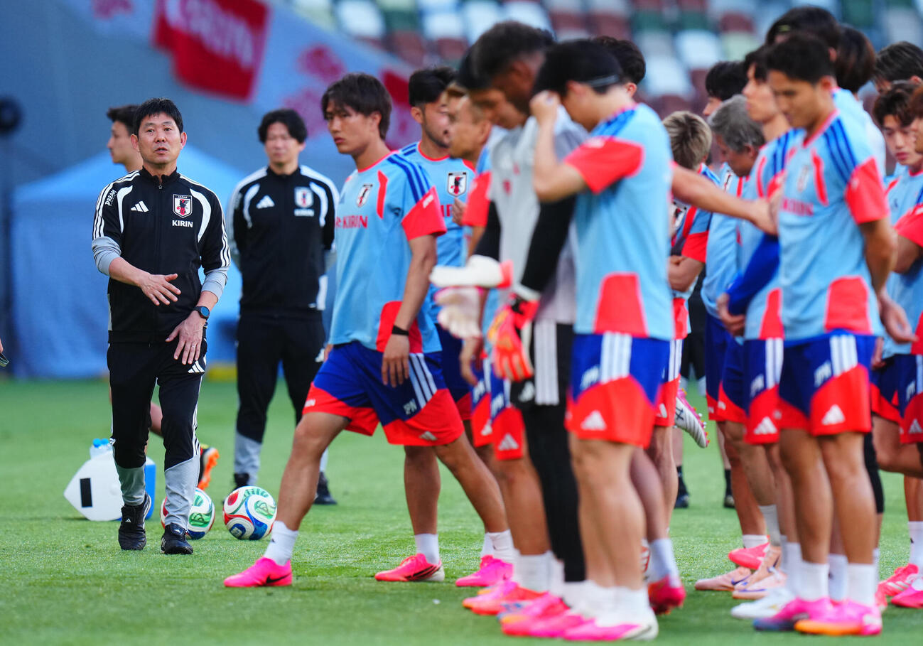 キリンチャレンジカップ2026前日練習　前日練習に臨む森保一監督(左)ら日本の選手たち（撮影・垰建太）