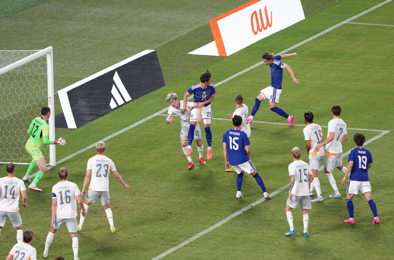 キリンチャレンジカップ2026　日本対アイスランド　後半、シュートを放つ板倉滉（右上）（撮影・足立雅史）