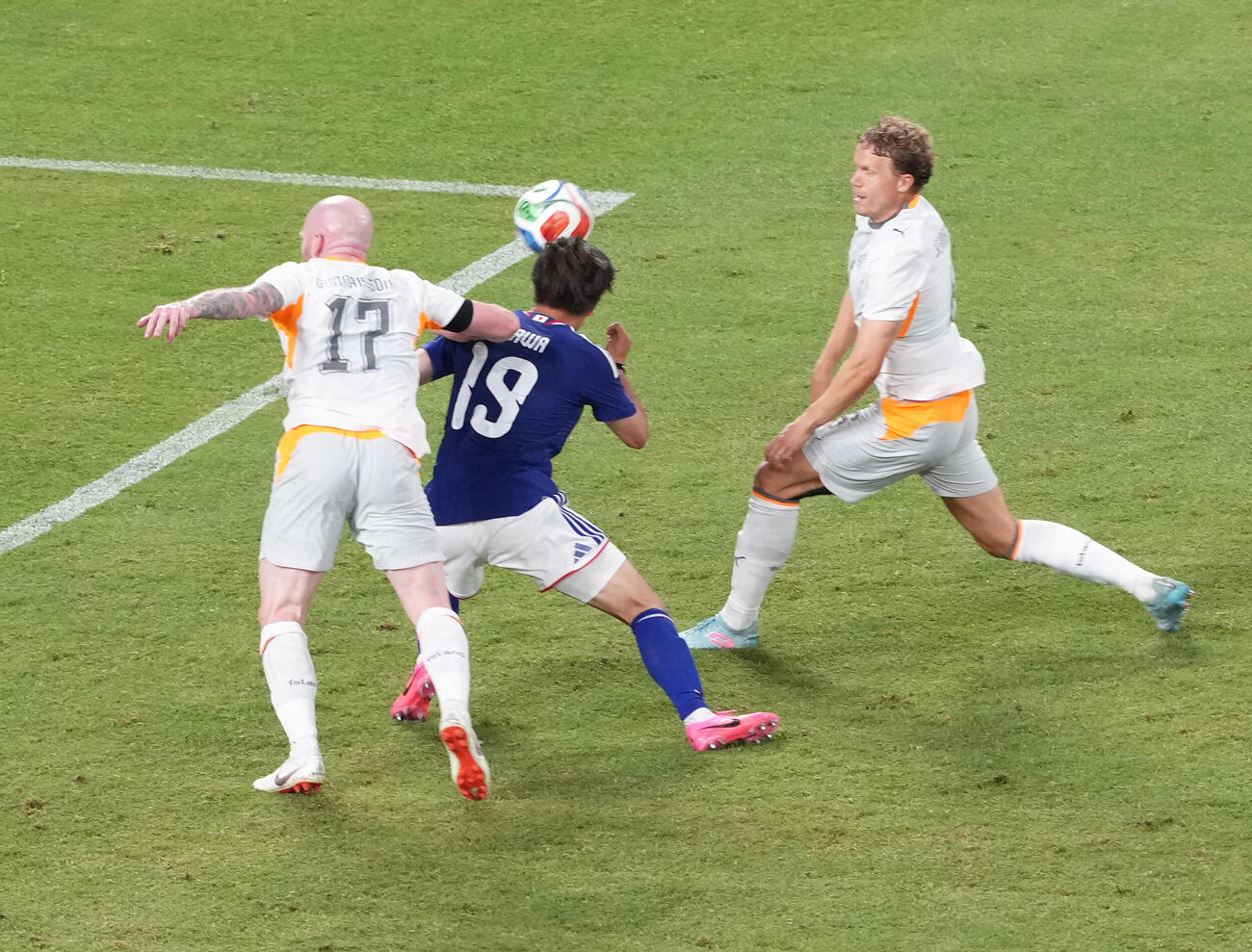 キリンチャレンジカップ2026　日本対アイスランド　後半、ヘディングで先制ゴールを決める小川航基（中央）（撮影・足立雅史）