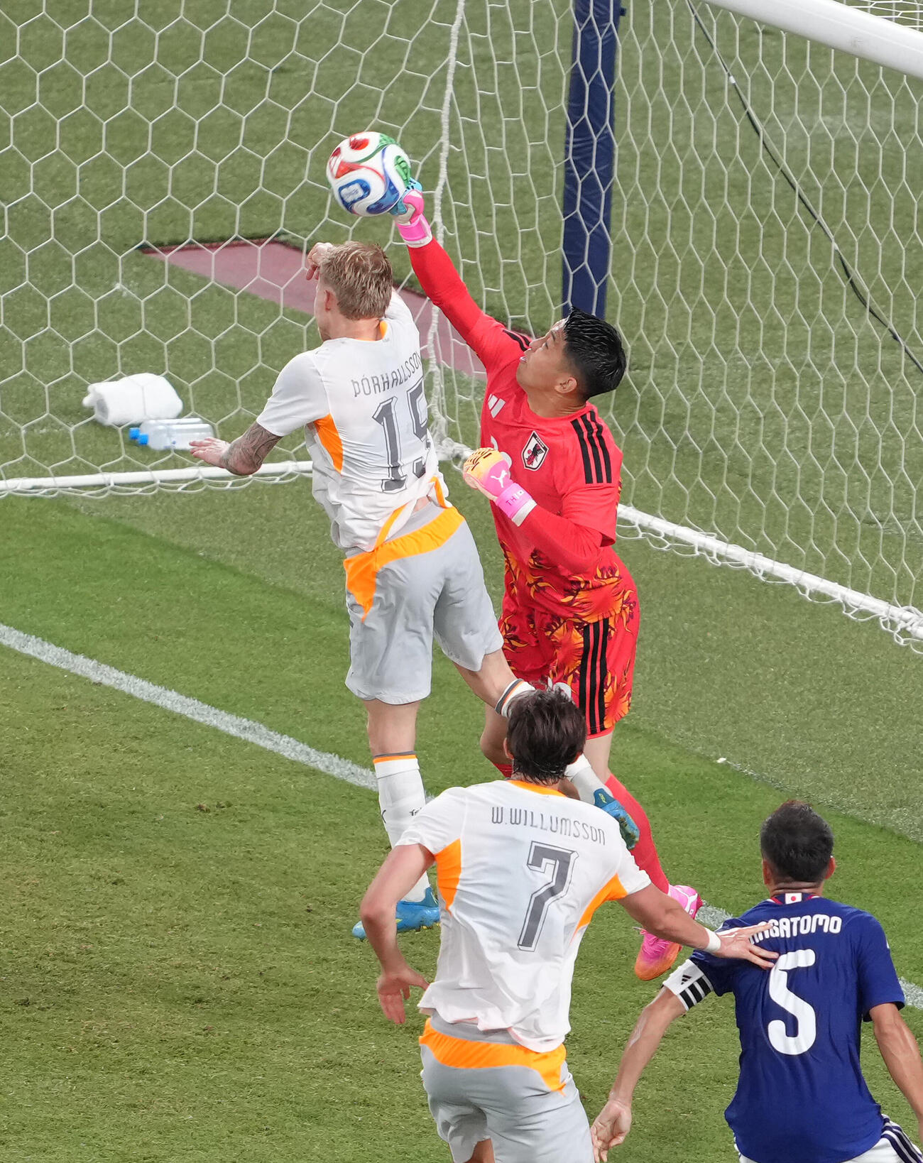 キリンチャレンジカップ2026　日本対アイスランド　後半、セーブするGK早川友基（撮影・足立雅史）