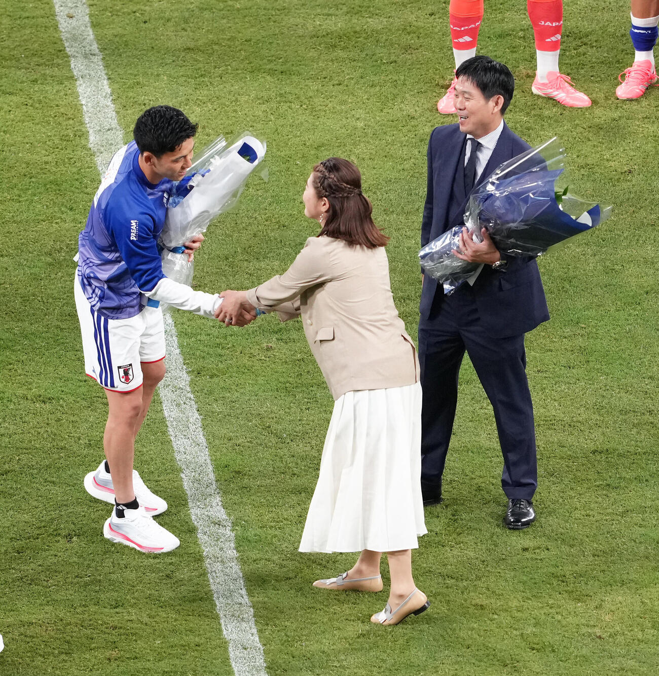 キリンチャレンジカップ2026　日本対アイスランド　壮行セレモニーで森保一監督（右）、遠藤航（左）に花束贈呈した澤穂希さん（撮影・足立雅史）