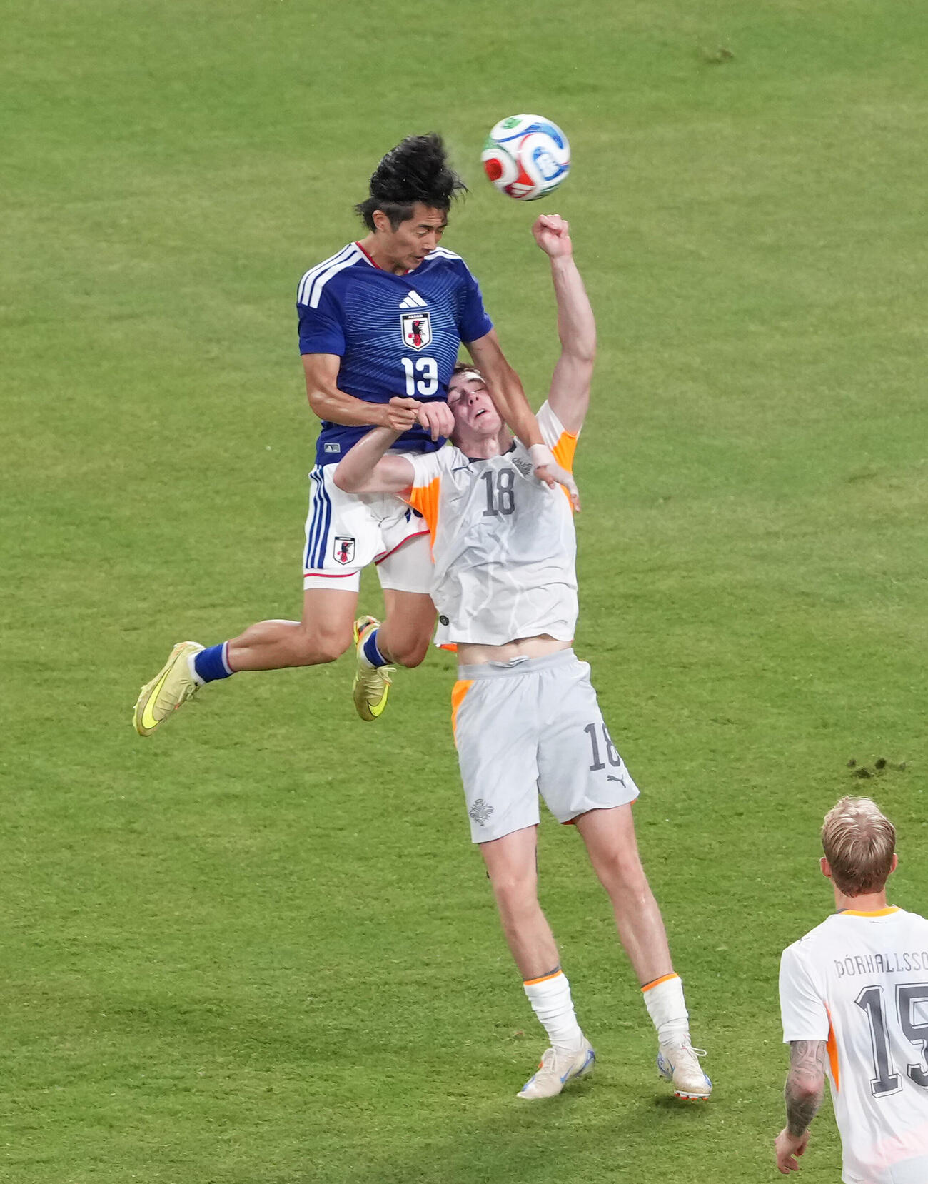 キリンチャレンジカップ2026　日本対アイスランド　前半、ヘディングシュートを放つ中村敬斗（撮影・足立雅史）