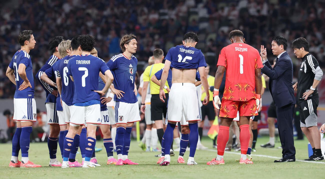 日本対アイスランド　ハイドレーションタイムに指示を出す森保一監督（右から2人目）（撮影・宮地輝）