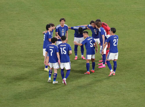 キリンチャレンジカップ2026 日本対アイスランド 後半開始前、円陣を組む日本代表。手前中央は長友佑都(撮影・足立雅史)=2026年5月31日