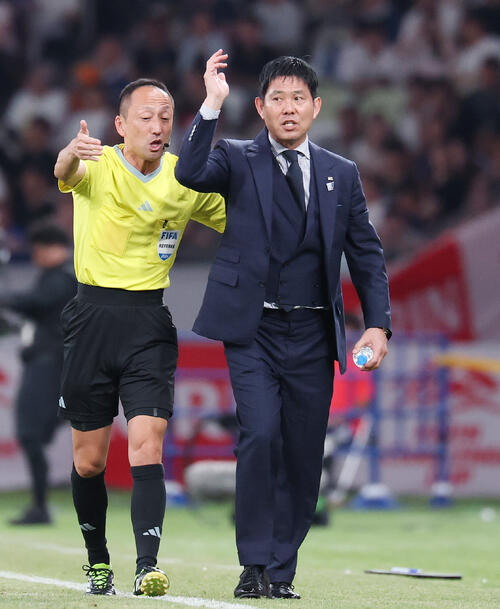 キリンチャレンジカップ2026 日本対アイスランド 後半、納得のいかない表情の森保一監督(右)(撮影・宮地輝)