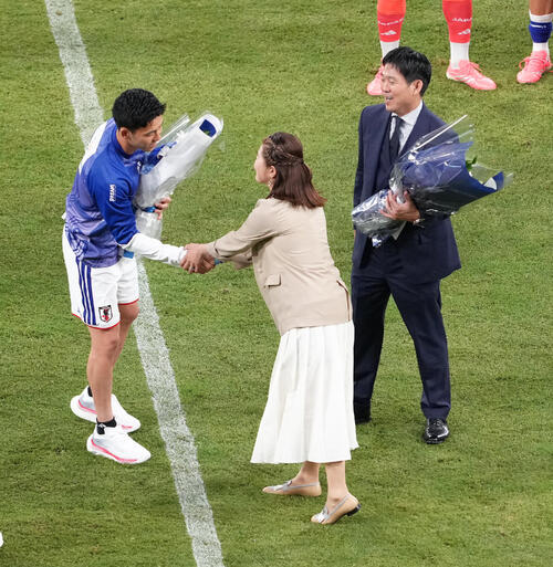 キリンチャレンジカップ2026 日本対アイスランド 壮行セレモニーで森保一監督(右)、遠藤航(左)に花束贈呈した澤穂希さん(撮影・足立雅史)