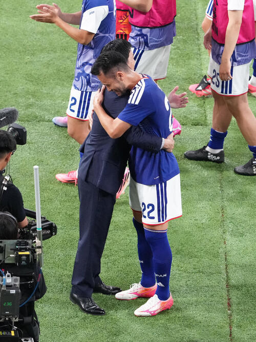 日本対アイスランド 前半、途中交代の吉田麻也(右)は森保一監督と抱き合う(撮影・足立雅史)