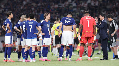 日本対アイスランド ハイドレーションタイムに指示を出す森保一監督(右から2人目)(撮影・宮地輝)