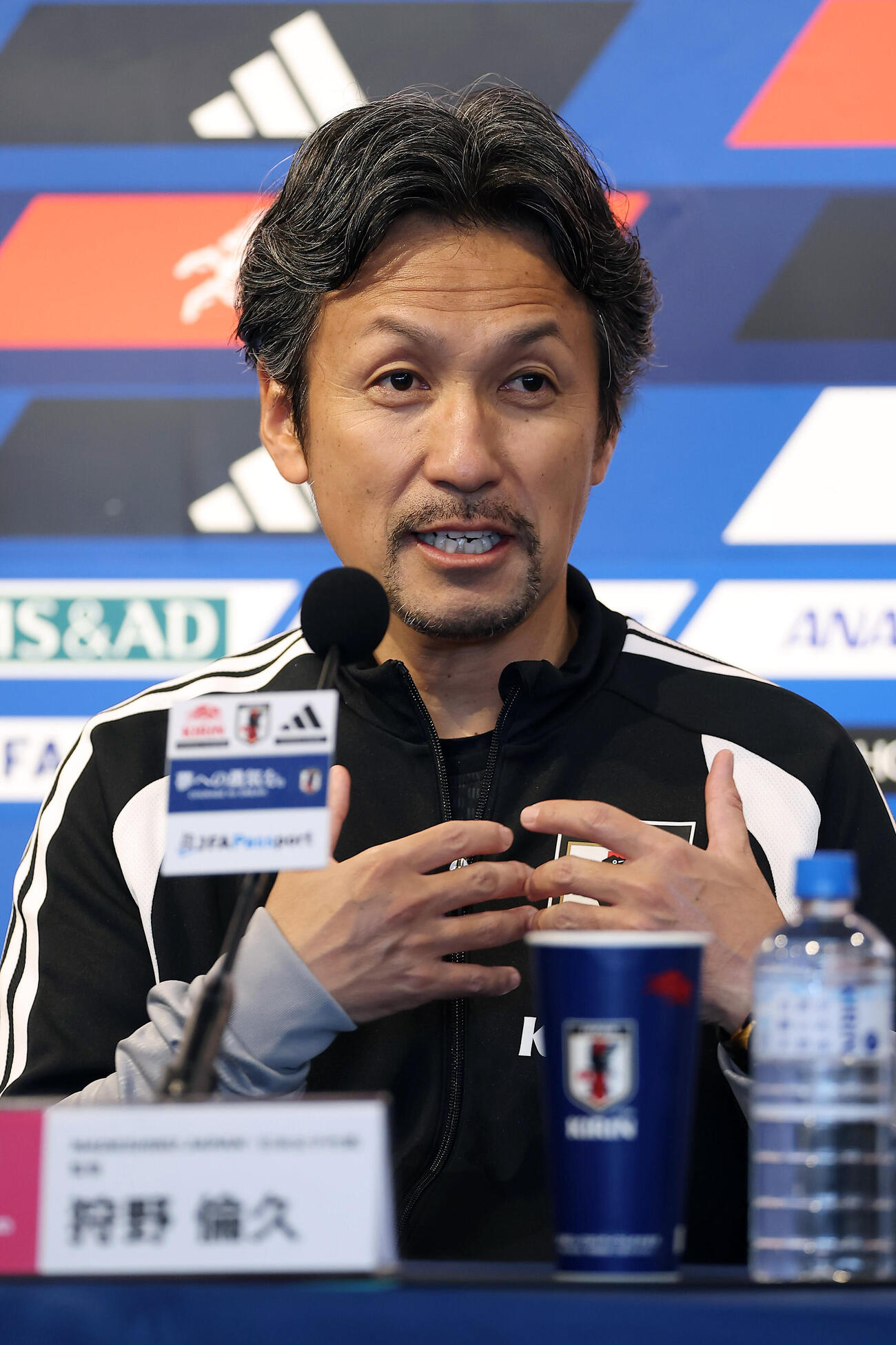 国際親善試合　公式会見　公式会見に臨むなでしこジャパンの狩野倫久監督（撮影・前田充）
