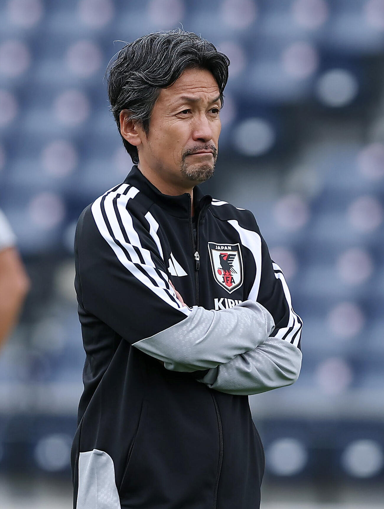 国際親善試合　公式練習　公式練習を見守るなでしこジャパンの狩野倫久監督（撮影・前田充）
