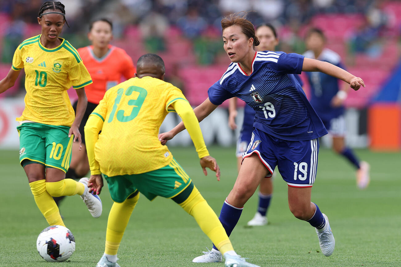なでしこジャパン国際親善試合　日本対南アフリカ　前半、パスを出す谷川萌々子（右）（撮影・前田充）