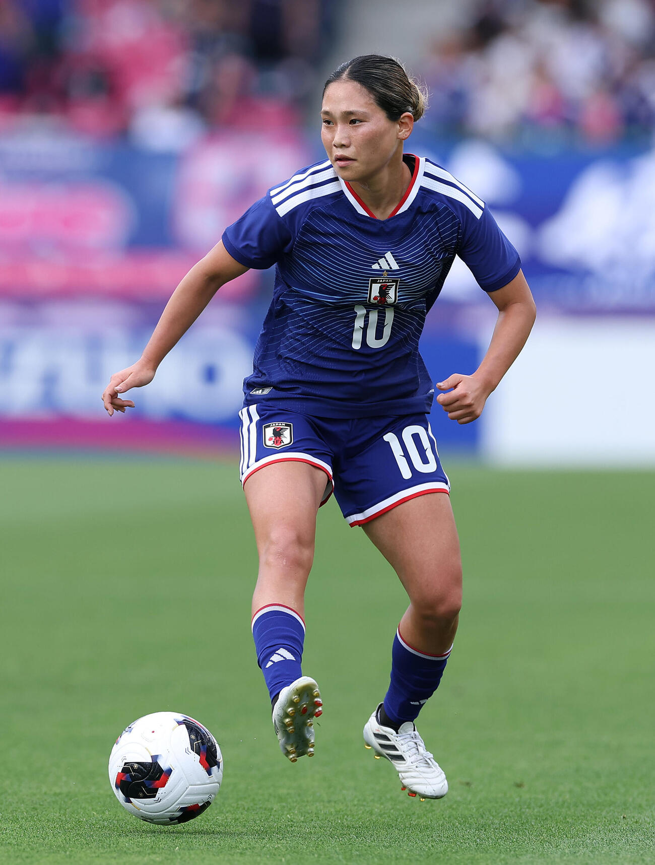 なでしこジャパン国際親善試合　日本対南アフリカ　前半、パスを出す長野風花（撮影・前田充）