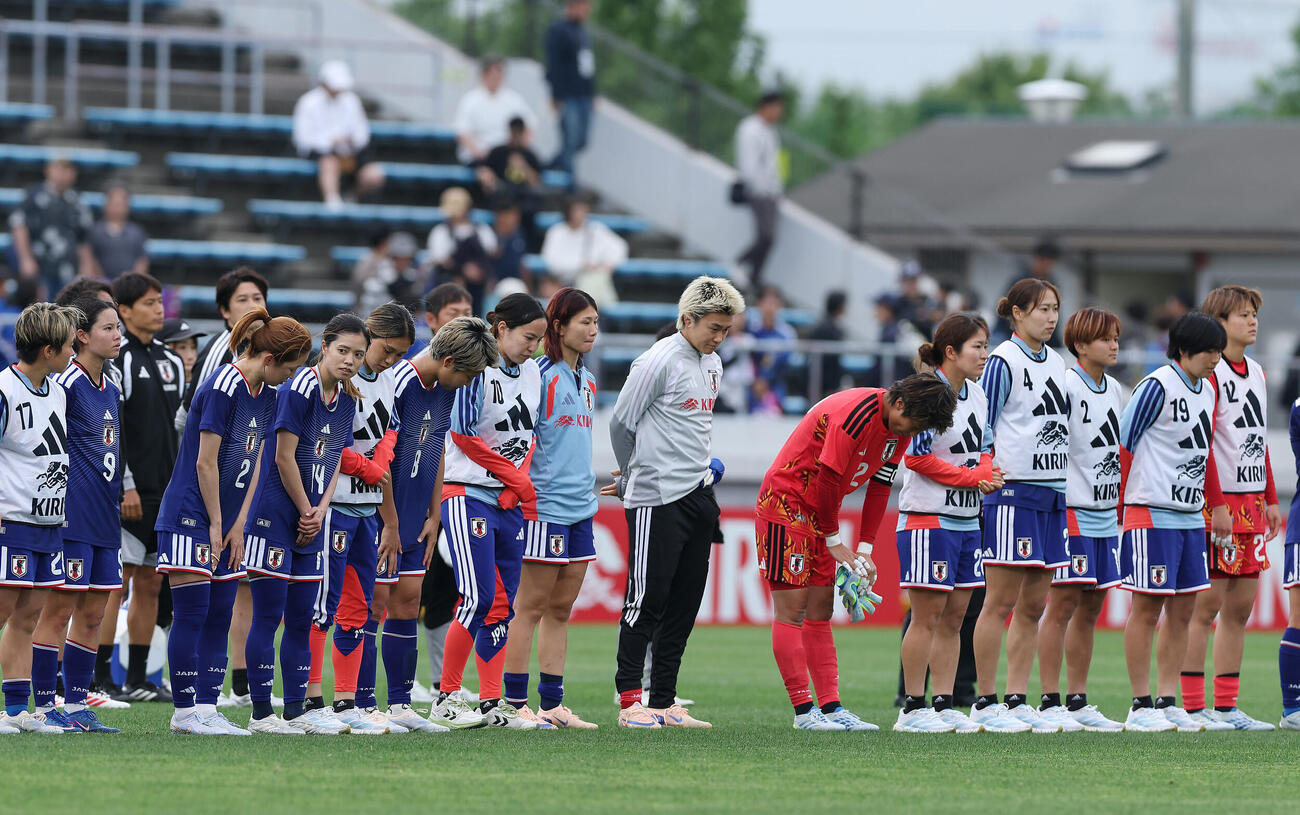 なでしこジャパントレーニングマッチ　日本対南アフリカ　南アフリカに敗れ、肩を落とすなでしこジャパンの選手たち（撮影・前田充）