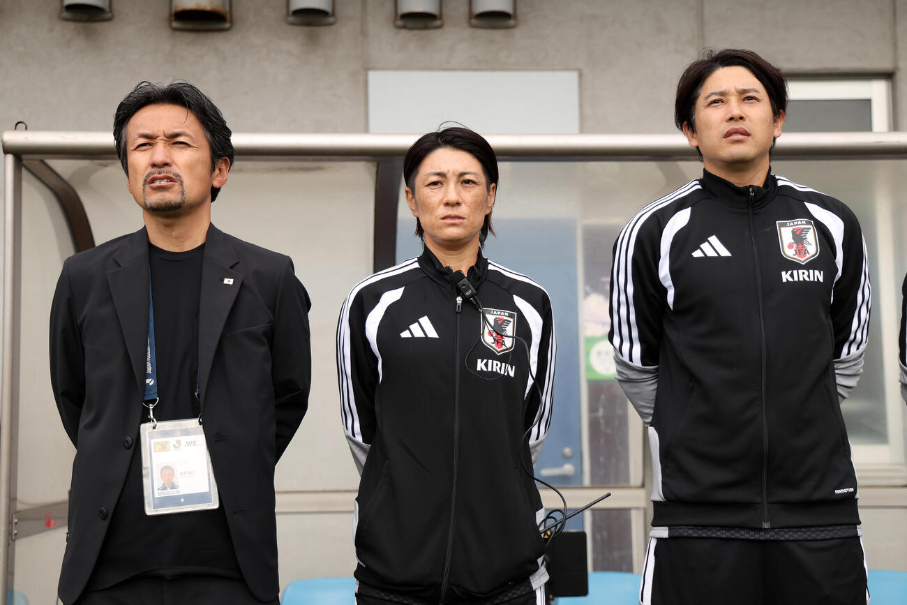 なでしこジャパントレーニングマッチ　日本対南アフリカ　南アフリカとのトレーニングマッチに臨む、左から狩野倫久監督、近賀ゆかりコーチ、内田篤人コーチ（撮影・前田充）