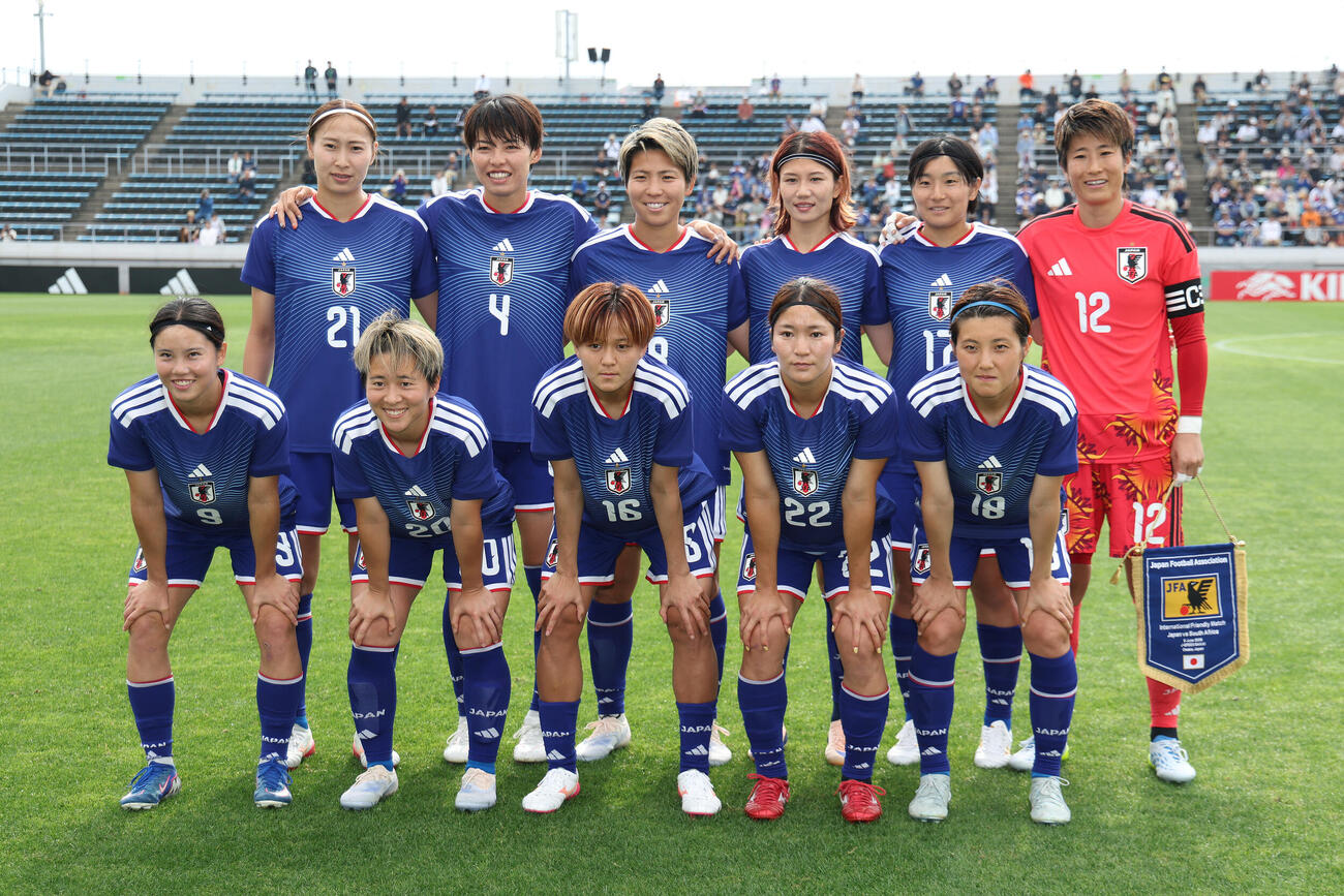 なでしこジャパントレーニングマッチ　日本対南アフリカ　南アフリカとのトレーニングマッチに臨む日本の選手たち。前列左から松窪真心、籾木結花、伊東珠梨、遠藤優、林穂之香。後列左から竹重杏歌理、熊谷紗希、清家貴子、守屋都弥、千葉玲海菜、GK平尾知佳（撮影・前田充）