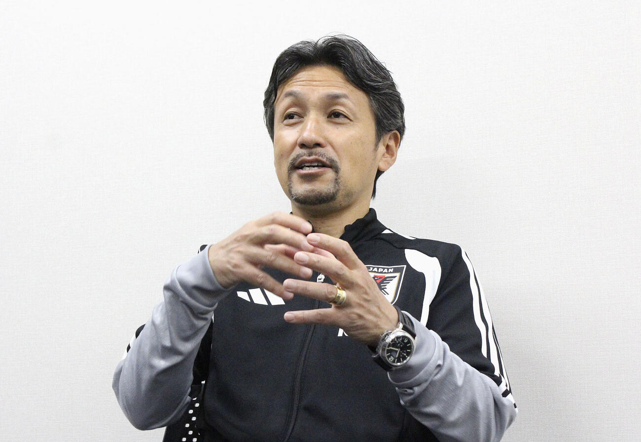 報道陣の取材に応じる、サッカー女子日本代表「なでしこジャパン」の狩野倫久監督（共同）