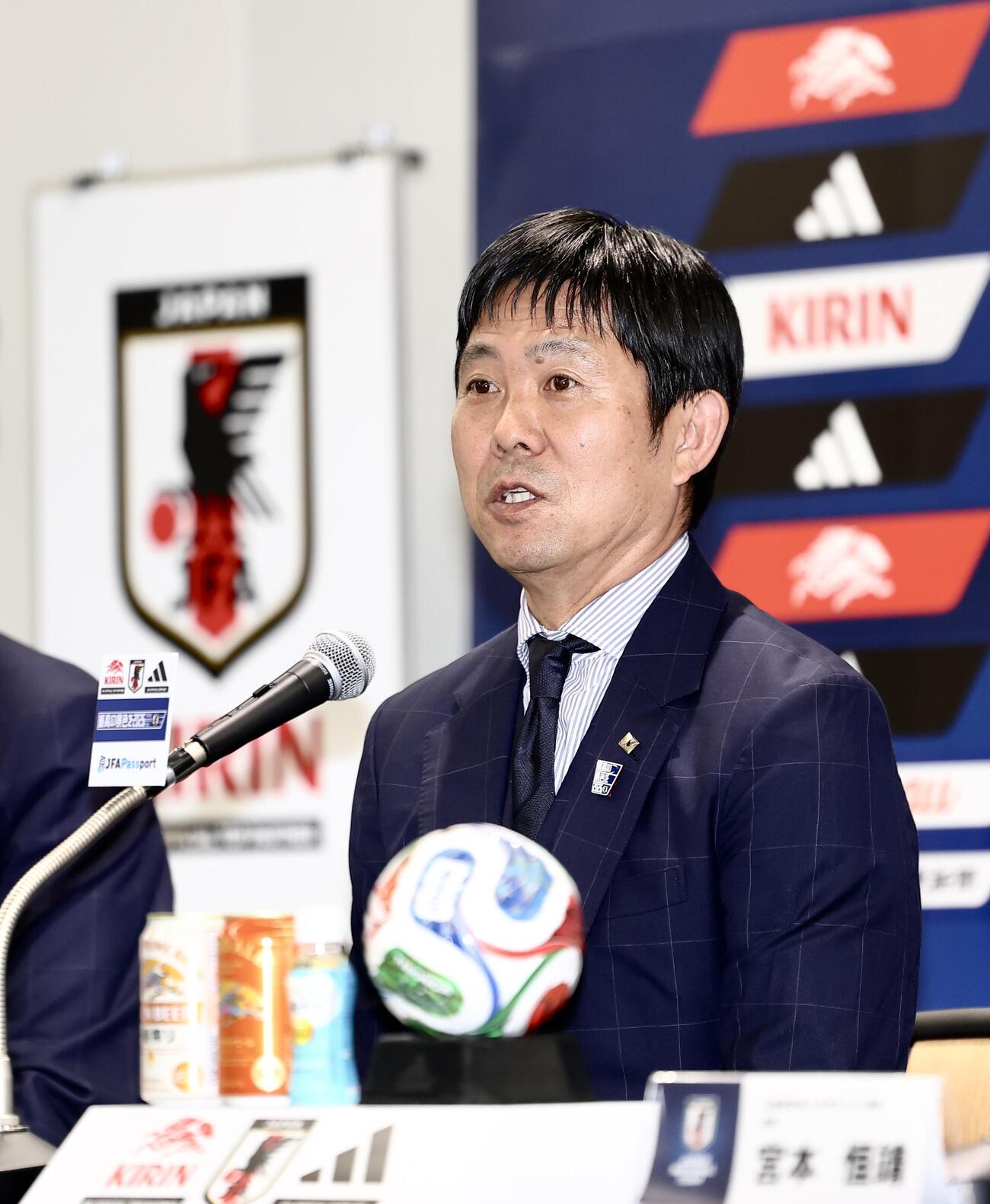 帰国会見で質問に答える森保一監督（撮影・河田真司）