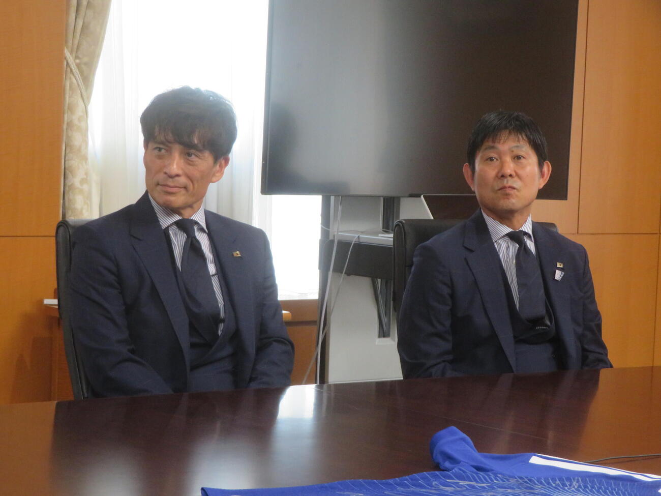 文部科学省を表敬訪問した日本サッカー協会（JFA）の宮本恒靖（左）と日本代表の森保一監督