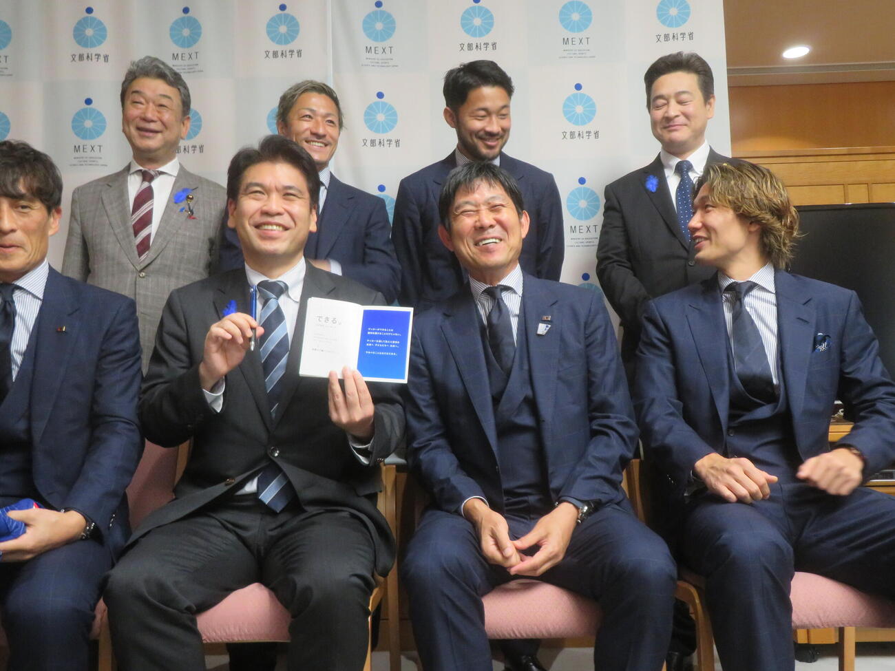 文部科学省を表敬訪問した日本代表の森保一監督（前列右から2人目）、左は松本洋平文部科学相。右は板倉滉。