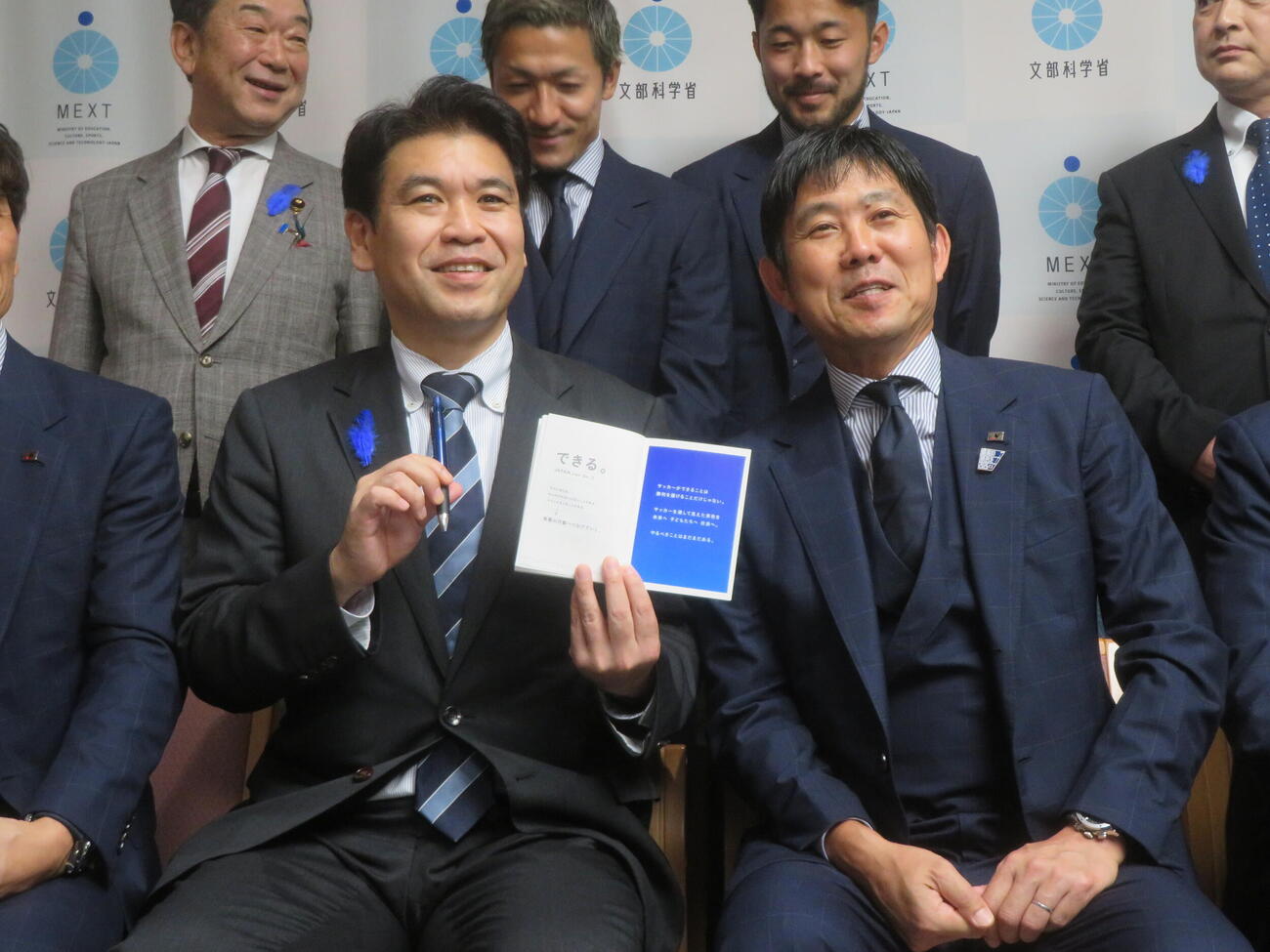 文部科学省を表敬訪問し、ノートとペンをプレゼントするサッカー日本代表の森保一監督（右）。左は松本洋平文部科学相。