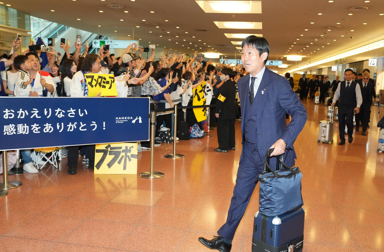 W杯から帰国した日本代表森保一監督らイレブン（2026年7月2日）
