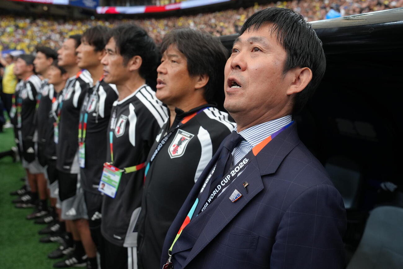 日本対ブラジル　試合前、君が代を斉唱する森保一監督（右）（現地時間2026年6月29日撮影）　