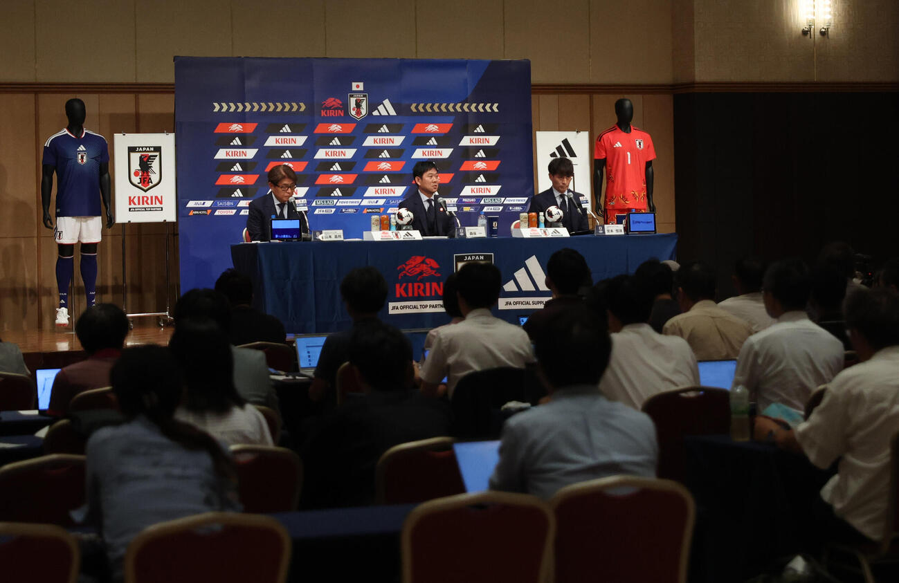 サッカー日本代表の監督続投を発表する会見に登壇した森保一監督（中央）。左は山本昌邦技術委員長。右は宮本恒靖会長（撮影・水谷安孝）