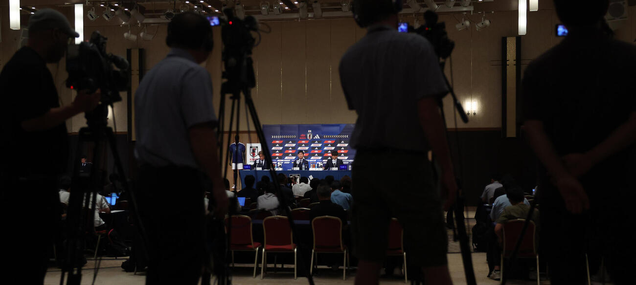 サッカー日本代表の監督続投を発表する会見に登壇した森保一監督（中央）。左は山本昌邦技術委員長。左は宮本恒靖会長（撮影・水谷安孝）