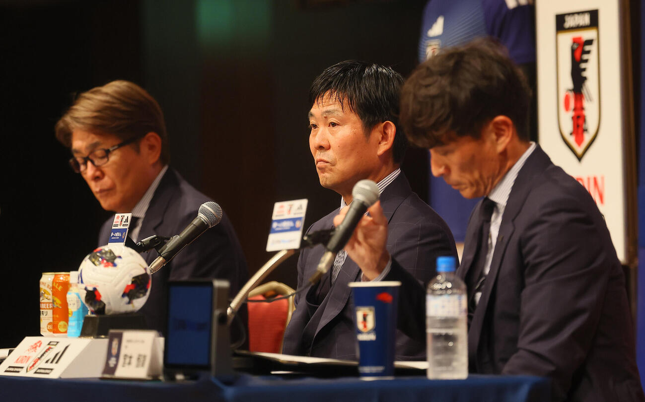 サッカー日本代表の監督続投を発表する会見に登壇した森保一監督（中央）。左は山本昌邦技術委員長。右は宮本恒靖会長（撮影・水谷安孝）
