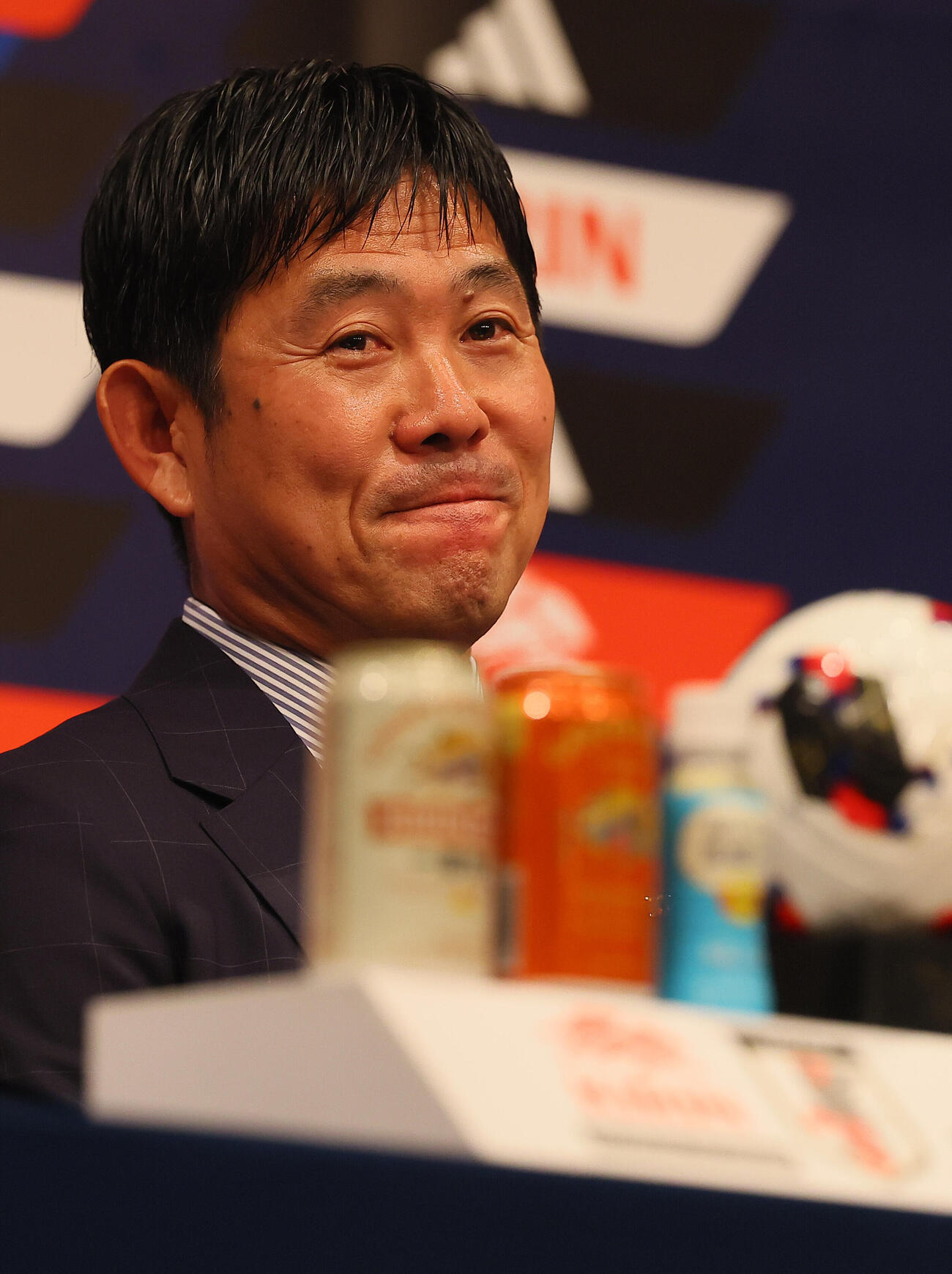 サッカー日本代表の監督続投を発表する会見に登壇した森保一監督は時折笑みを浮かべた（撮影・水谷安孝）