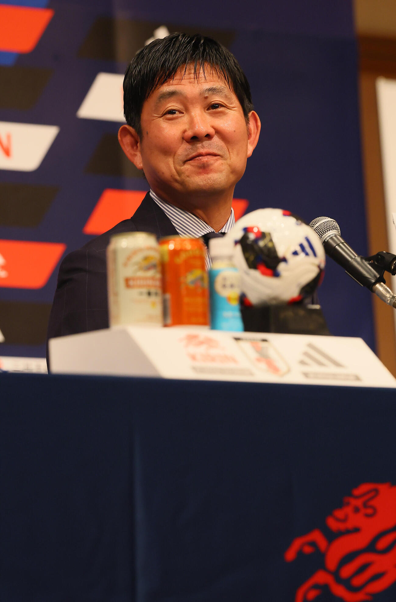 サッカー日本代表の監督続投を発表する会見に登壇した森保一監督は時折笑みを浮かべた（撮影・水谷安孝）