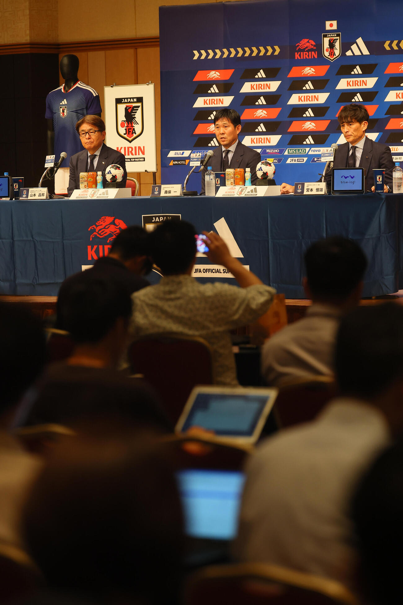サッカー日本代表の監督続投を発表する会見に登壇した森保一監督（中央）。左は山本昌邦技術委員長。右は宮本恒靖会長（撮影・水谷安孝）
