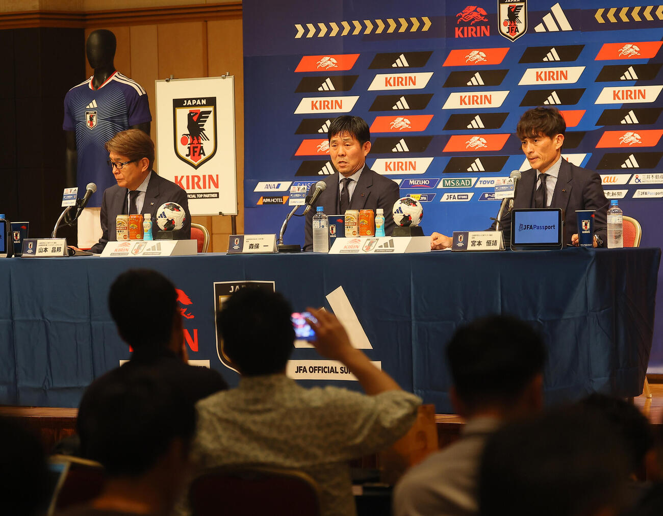 サッカー日本代表の監督続投を発表する会見に登壇した森保一監督（中央）。左は山本昌邦技術委員長。右は宮本恒靖会長（撮影・水谷安孝）