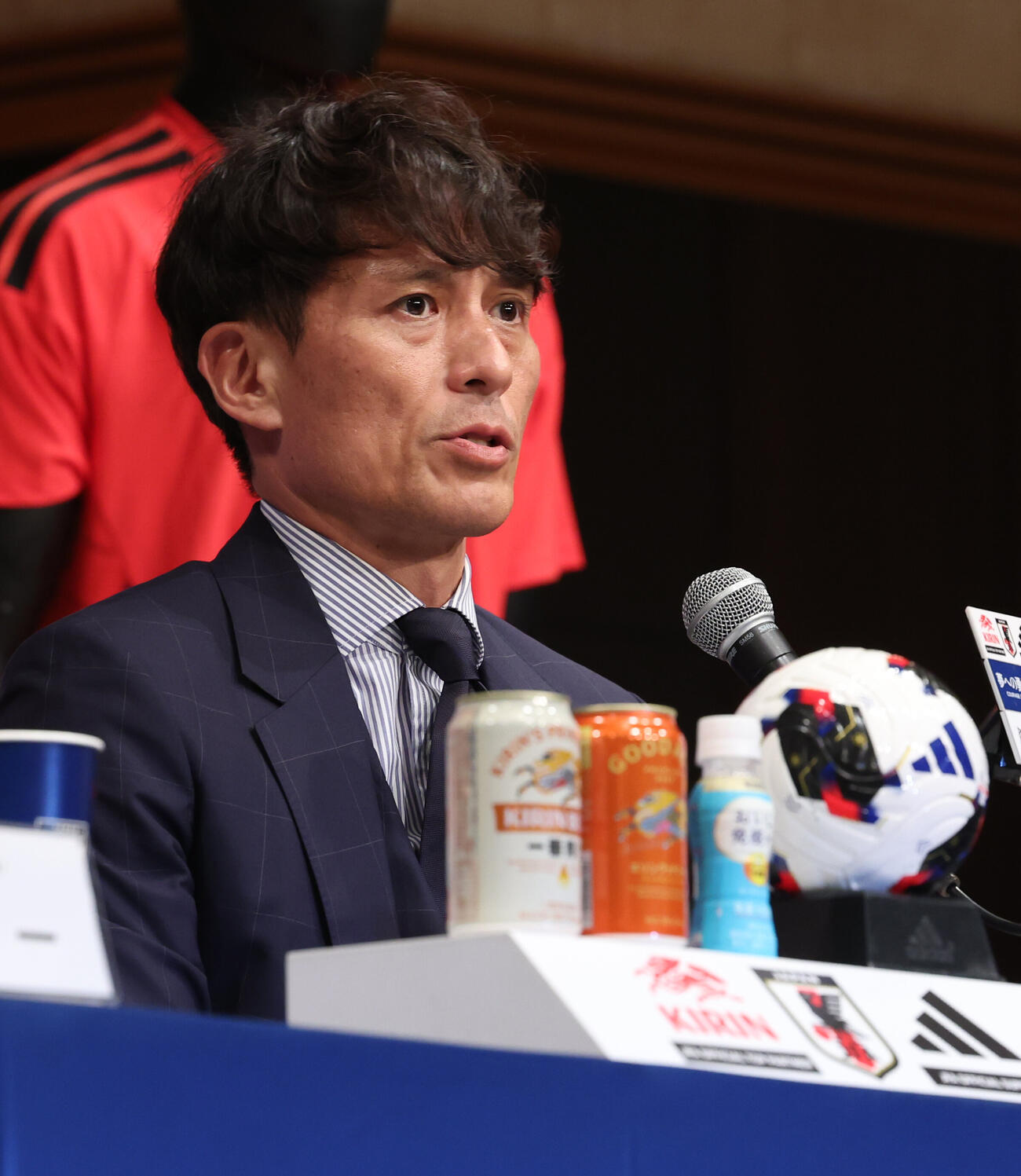 サッカー日本代表の監督続投を発表する会見に登壇したは宮本恒靖会長（撮影・水谷安孝）