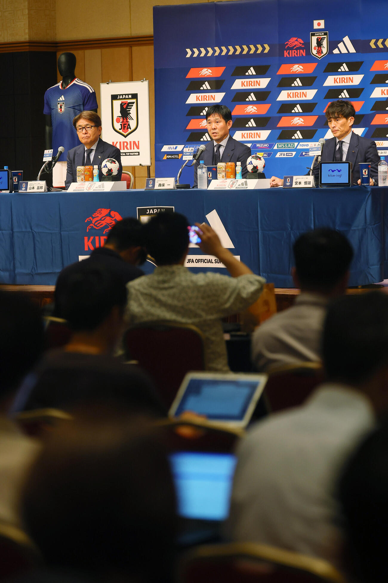 サッカー日本代表の監督続投を発表する会見に登壇した森保一監督（中央）。左は山本昌邦技術委員長。右は宮本恒靖会長（撮影・水谷安孝）