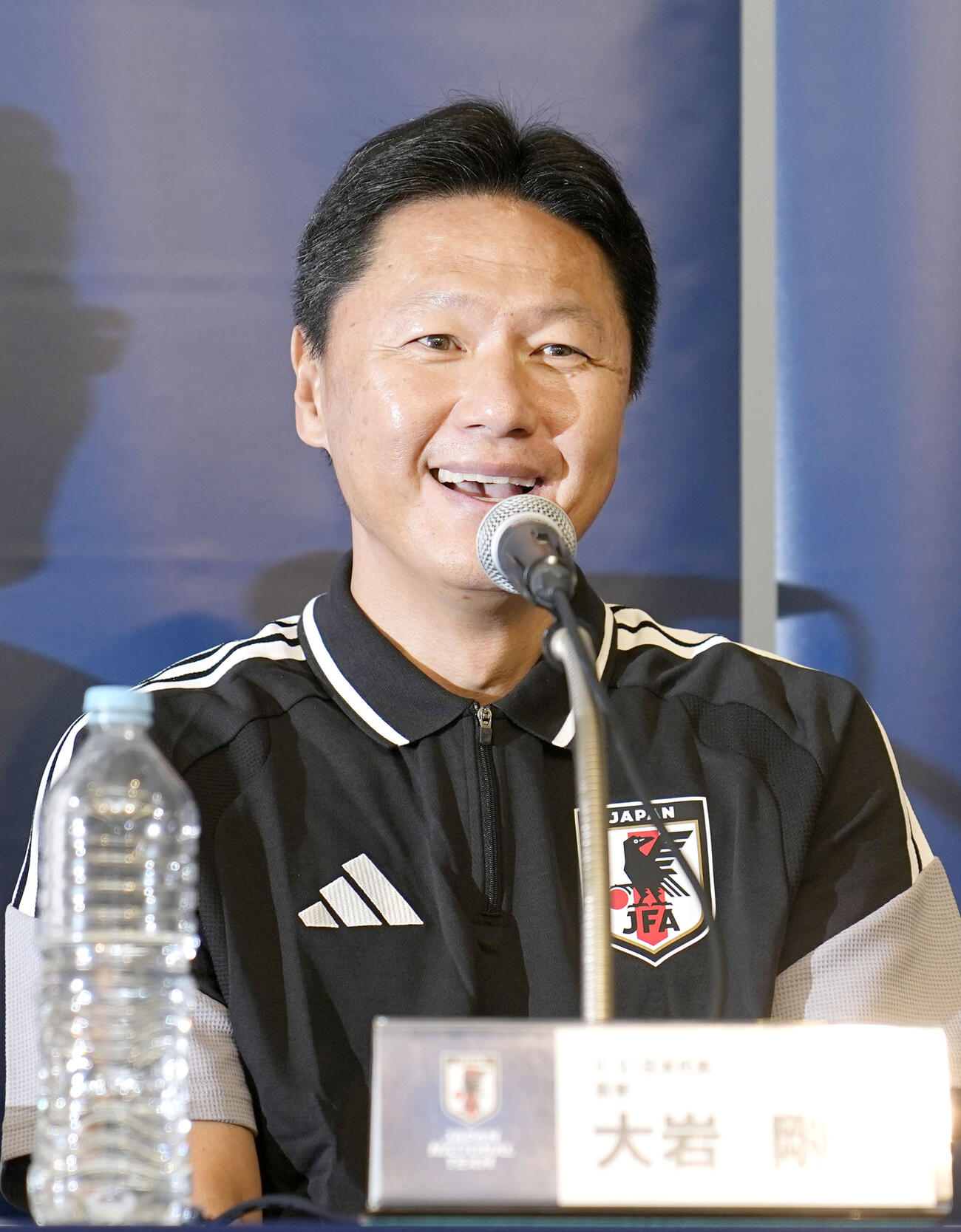 会見で笑顔を見せる大岩剛監督（共同）