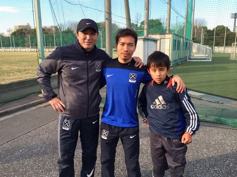 木場克己氏（左）の指導を受ける長友佑都（中央）と久保建英（木場氏提供）