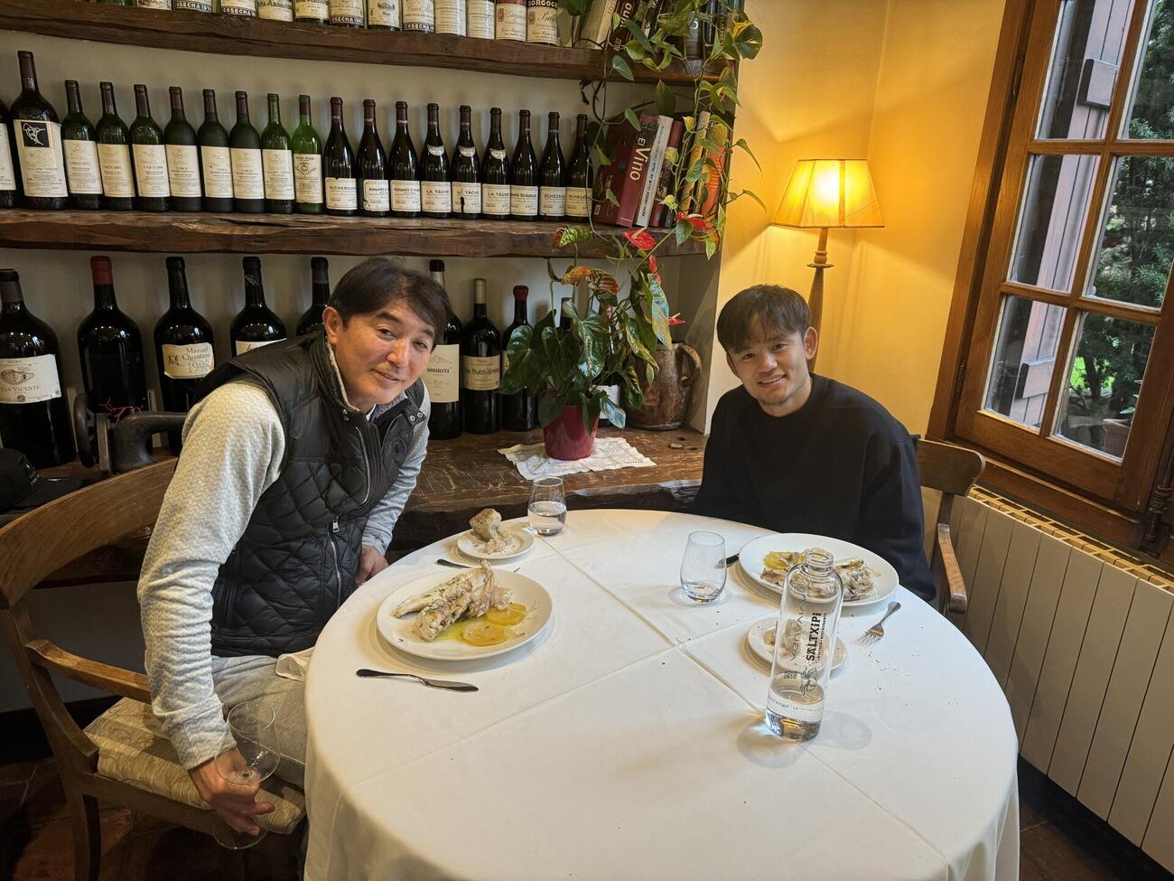 スペインで食事する木場克己氏（左）と久保建英（木場氏提供）